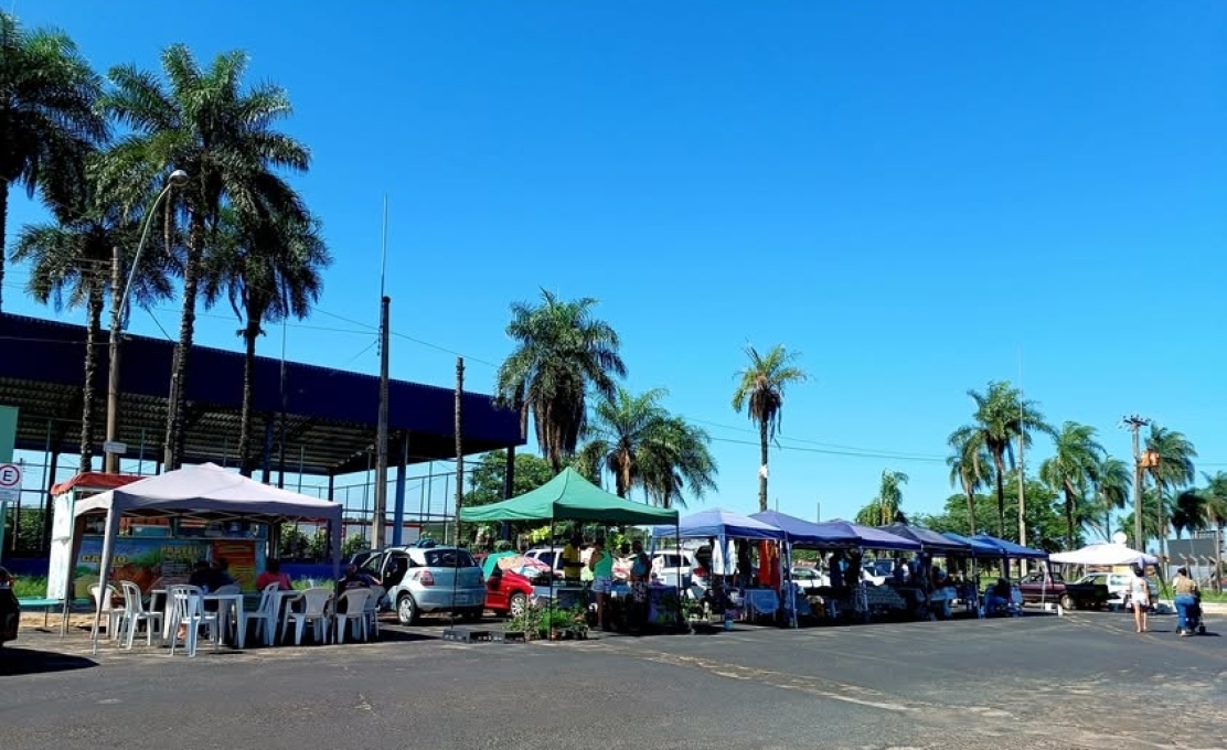 Domingo de Arte e Música na Praça Estrela Azul!