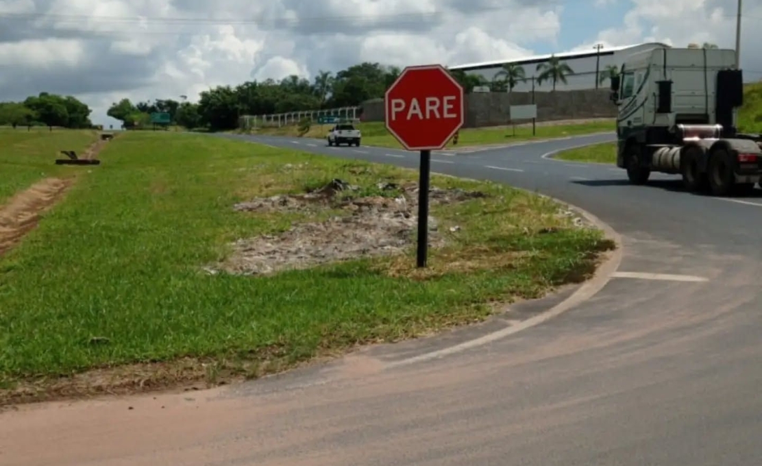 Caminhão que pegou fogo foi retirado do trevo Sílvio Nicola Chiaperini