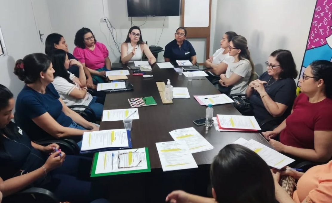 Reunião com todos (as) secretários (as) das unidades escolares da rede municipal
