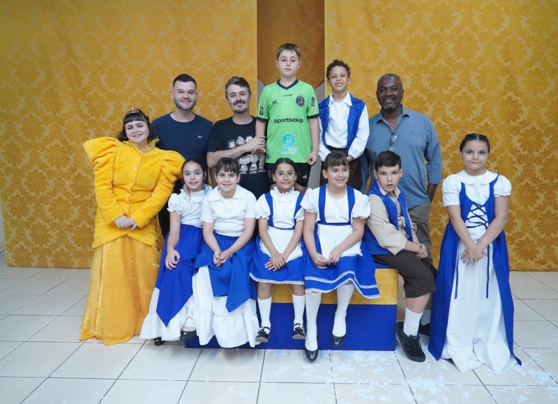 Apresentação da peça “RUMBOLDA BERTOLDA – Uma Rainha Mandona”