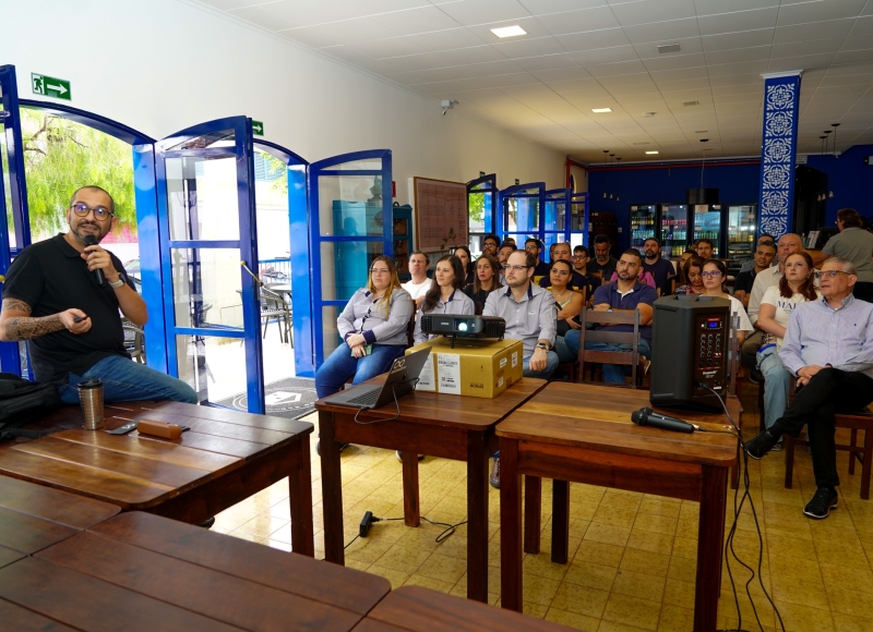 Palestra sobre Inteligência Artificial nos Negócios reúne empresários da região no Hotel do Baú