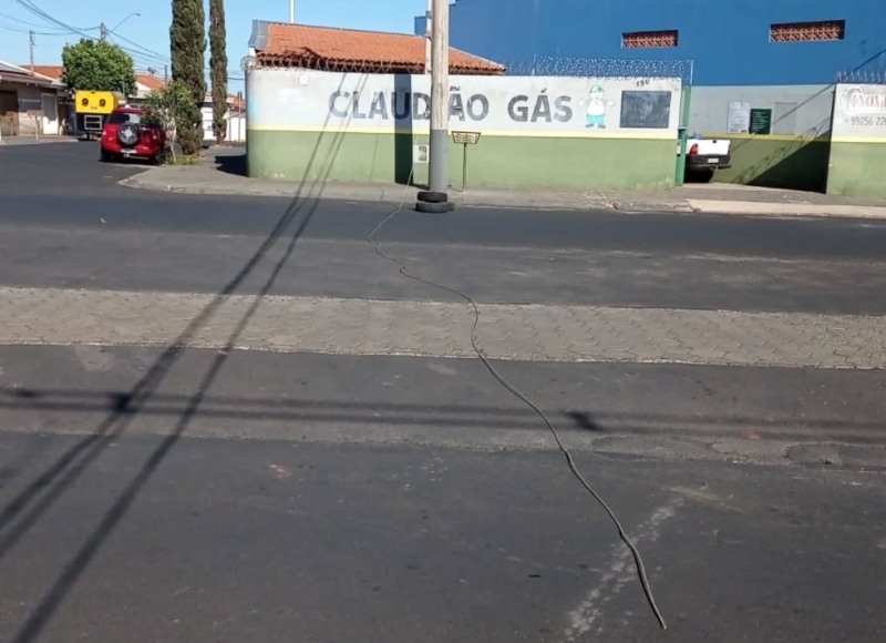 Atenção, pedestres e motoristas: Fio de alta tensão interdita trecho da Av. Prof. José Dilermando Ribeiro
