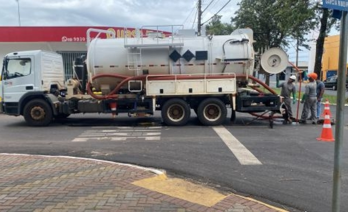 Manutenção da rede de esgotos na Avenida Luiza Garcia Ribeiro