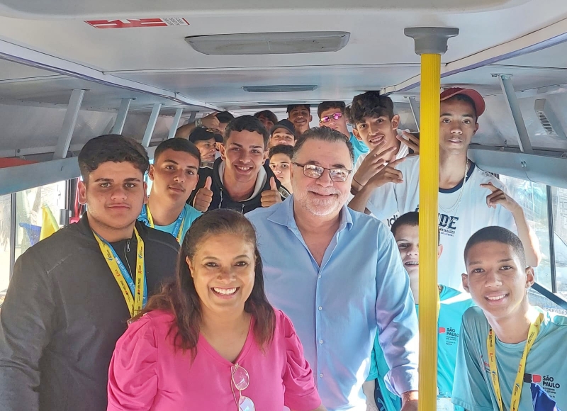 Prefeito Omar Nagib parabeniza a equipe masculina de Vôlei da Escola Conde Francisco Matarazzo