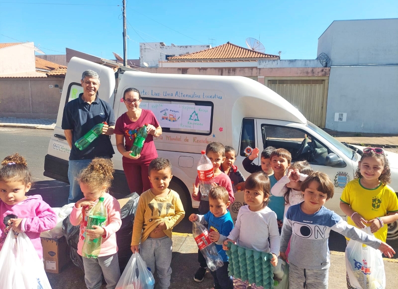 COLETA ITINERANTE MARCA AÇÃO DA EDUCAÇÃO AMBIENTAL PARA COMEMORAR O DIA MUNDIAL DA RECICLAGEM