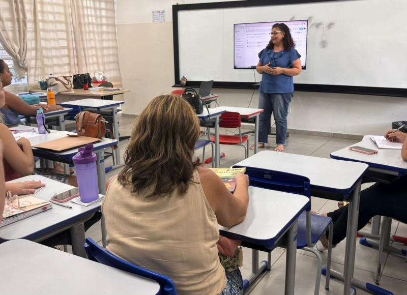 Uso de materiais digitais é tema de estudos com as professoras do 2º ano do Ensino Fundamental