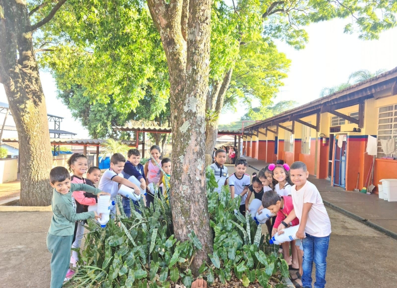 Entrega de Regadores Ecológicos marcam a atividade do Dia da Árvore pela Educação Ambiental do Município