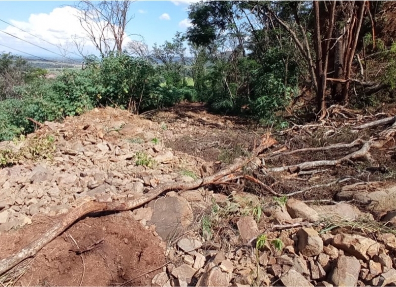 Chuva causa deslizamento de terra na Serra do Garcia e interdita trecho na estrada do Calcário