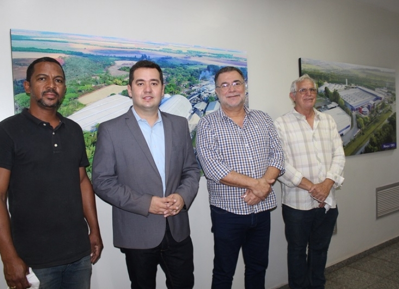 Prefeito e deputado visitam indústrias do município