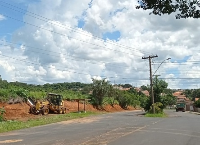 Prefeitura prepara Avenida Amália para receber recapeamento e ajardinamento