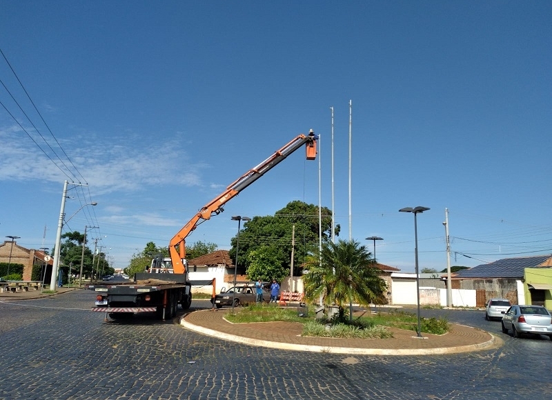 Prefeitura realiza troca de bandeiras em praça