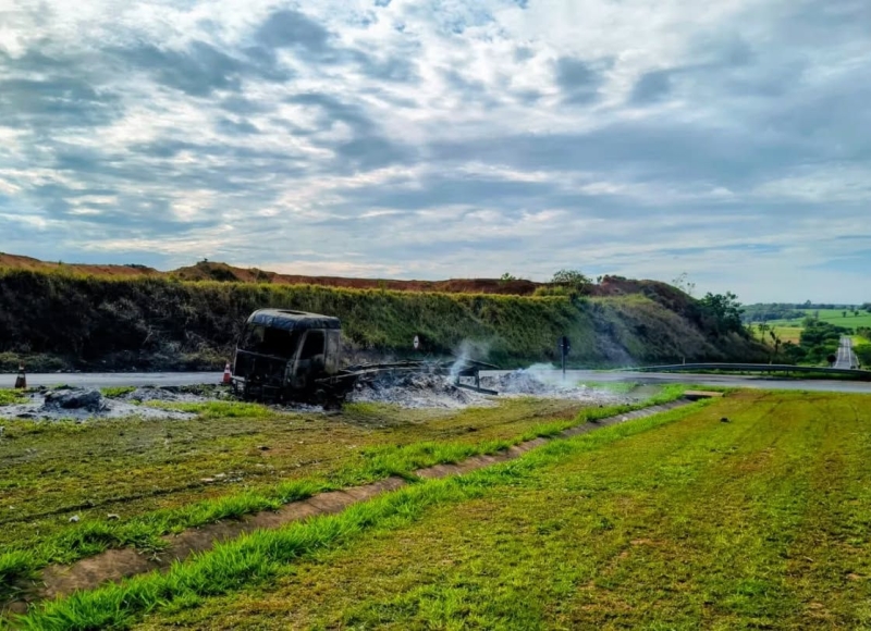 Prefeitura articula com o DER a retirada de carcaça de caminhão que veio a pegar fogo na Rodovia Padre Donizetti