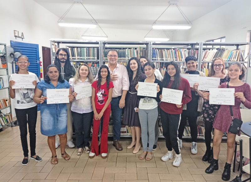 Participantes da Oficina “Aquarela” recebem certificado de conclusão de Curso