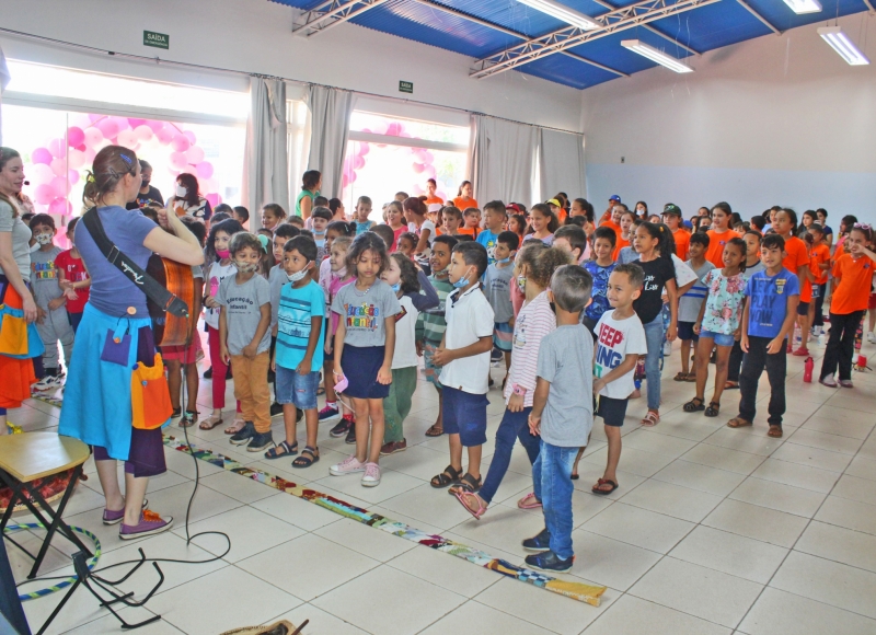 Crianças se divertiram com o Espetáculo Histórias pra Cantar