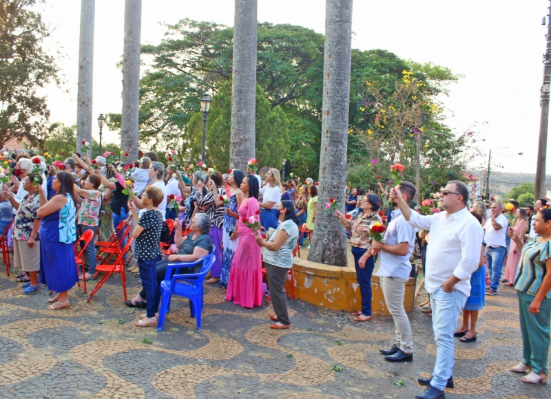 Missa solene com “chuva de pétalas de rosas” encerrou a programação religiosa dos 112 anos de Santa Rosa de Viterbo