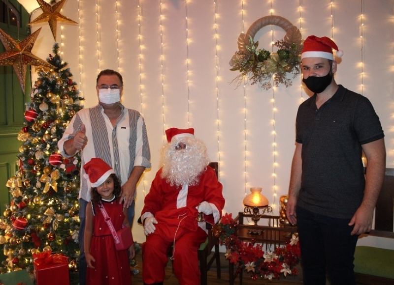 Chegada do Papai Noel e inauguração da casa do bom velhinho são um sucesso