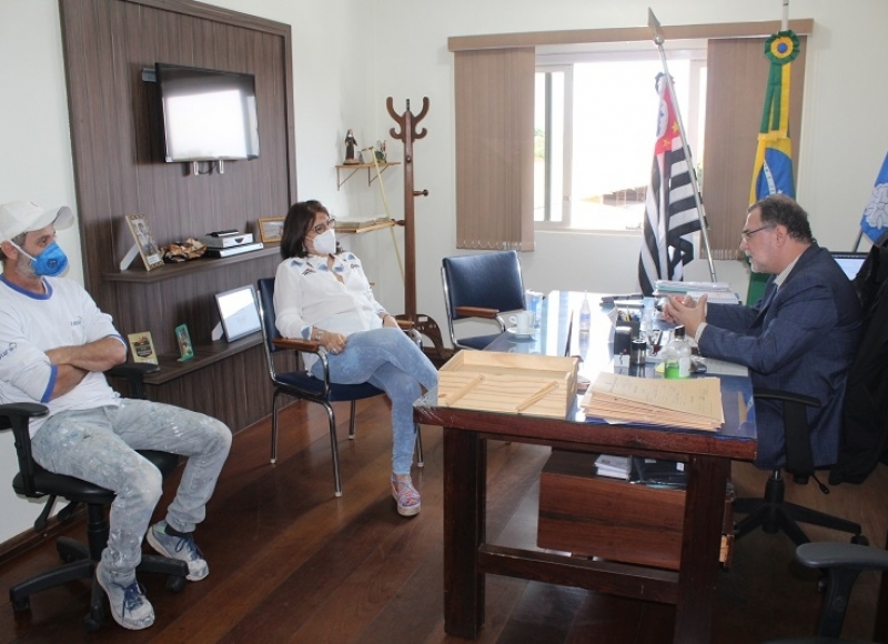 Prefeito recebe visita da deputada estadual Beth Sahão