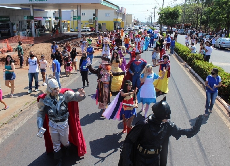 Desfile de personagens infantis alegra e estimula a imaginação das crianças