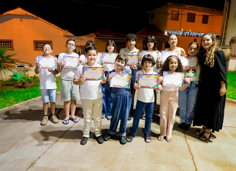 Entrega de certificados marca encerramento da Oficina de Desenho Livre