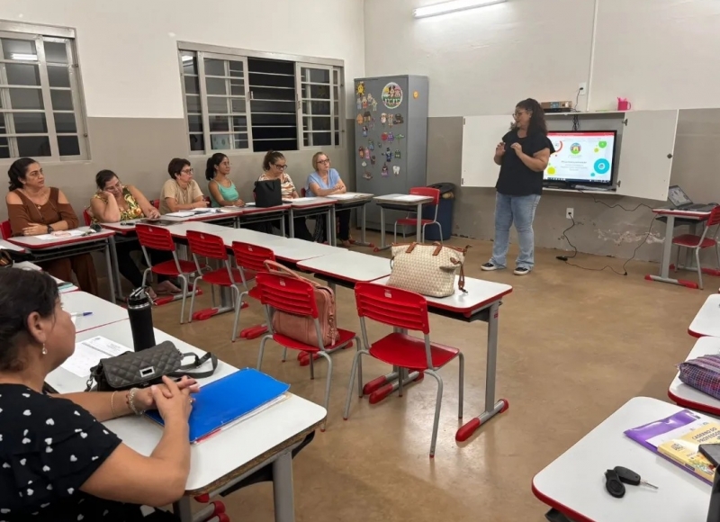 Grupo de estudos com todos os profissionais de Educação Infantil