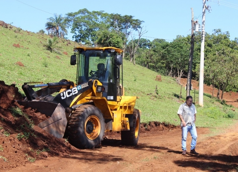 Prefeito acompanha manutenção de estrada rural