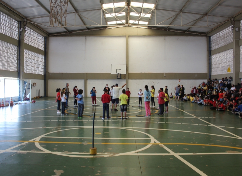 Estudantes na Escola Municipal Professor José Roberto Costa Bruno apresentam trabalhos sobre a Dengue e o Folclore