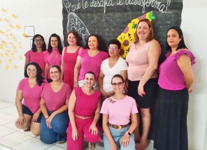 Servidores dos Departamentos de Educação e de Saúde vestem rosa em apoio ao Outubro Rosa