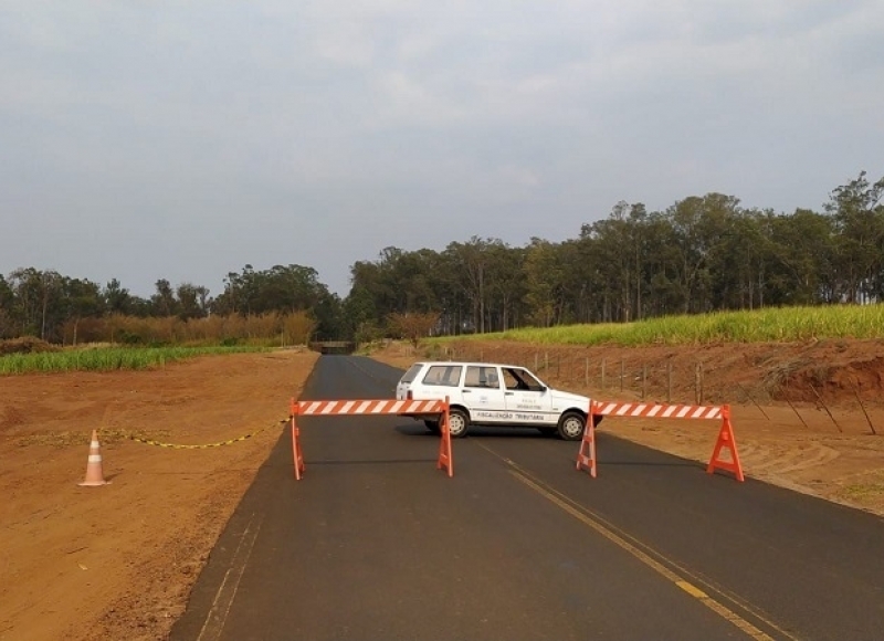 Furto de cones e cavaletes prejudica a interdição de vicinal em Santa Rosa