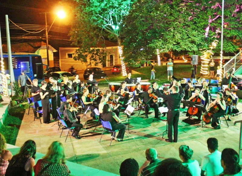 Orquestra de Câmara Descalvadense entoou o clima do Natal na Praça Santo Antônio