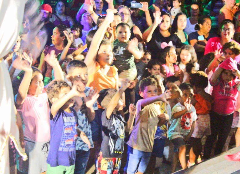 2ª Parada de Natal trouxe alegria, emoção e o encanto do Natal para crianças e adultos