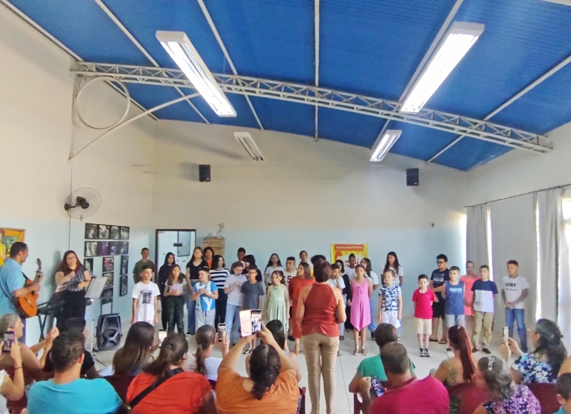 Apresentação dos alunos do Coral e da Iniciação Musical para Crianças do Guri encantou o público no Centro Cultural