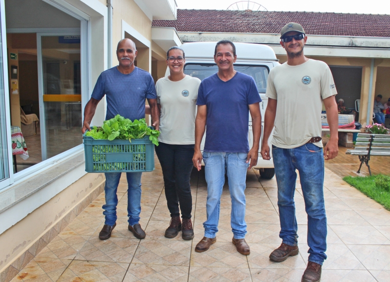 Asilo e Santa Casa recebem a primeira colheita de vegetais e hortaliças da horta agroecológica cultivada na Escola Ambie