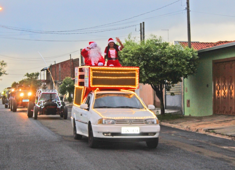 Chegada do Papai Noel abriu oficialmente as comemorações do Natal 2023 em Santa Rosa de Viterbo