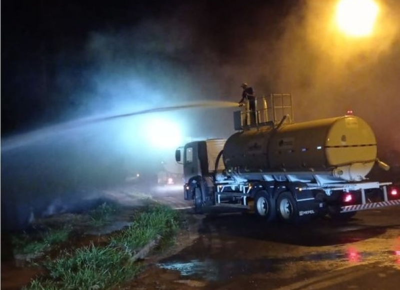 Brigada de Incêndio da Prefeitura combate incêndio neste momento 