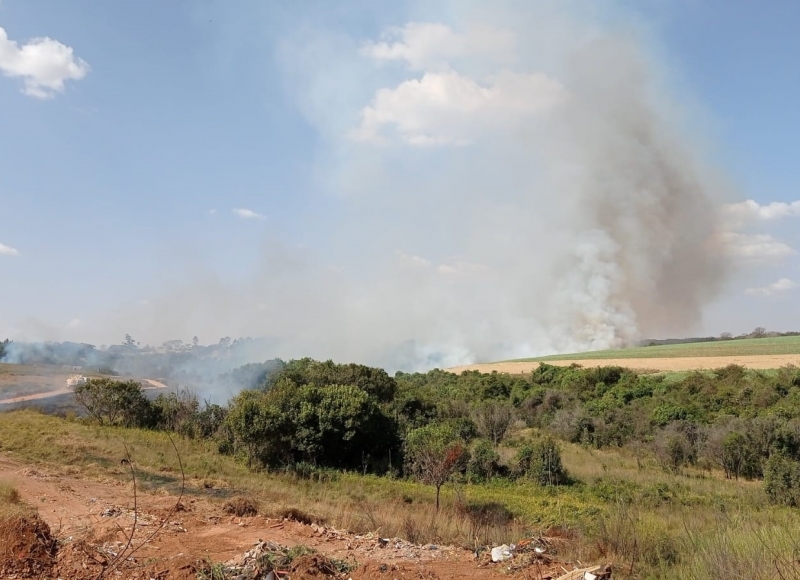 Foco de incêndio próximo à Rodovia Padre Donizetti