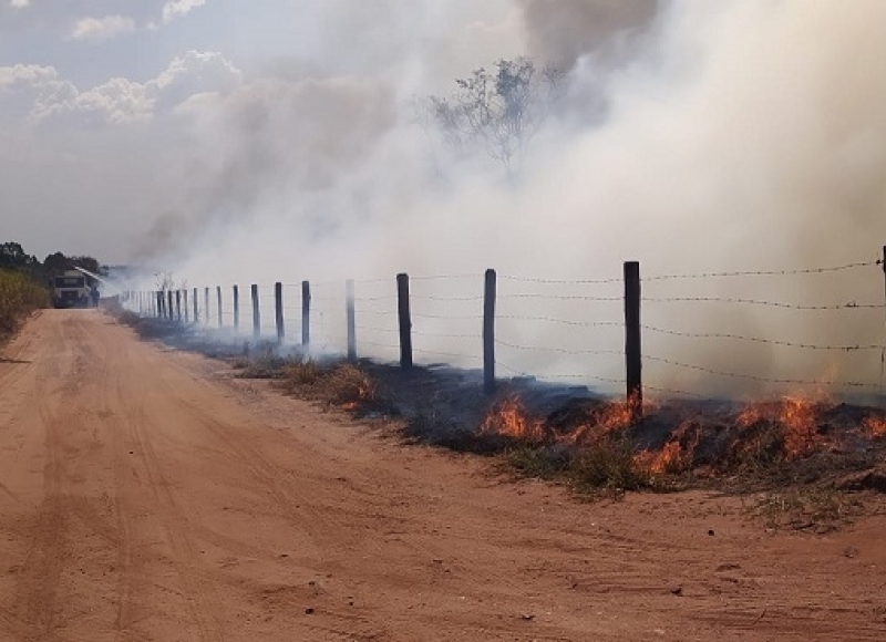 Brigada de incêndio da prefeitura tenta conter incêndio no Jardim Bela Vista