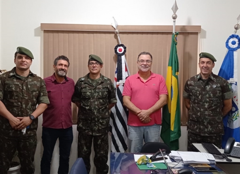 Prefeito recebe junta de serviço militar no gabinete municipal