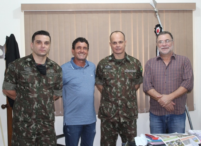 Militares do Exército visitam prefeitura