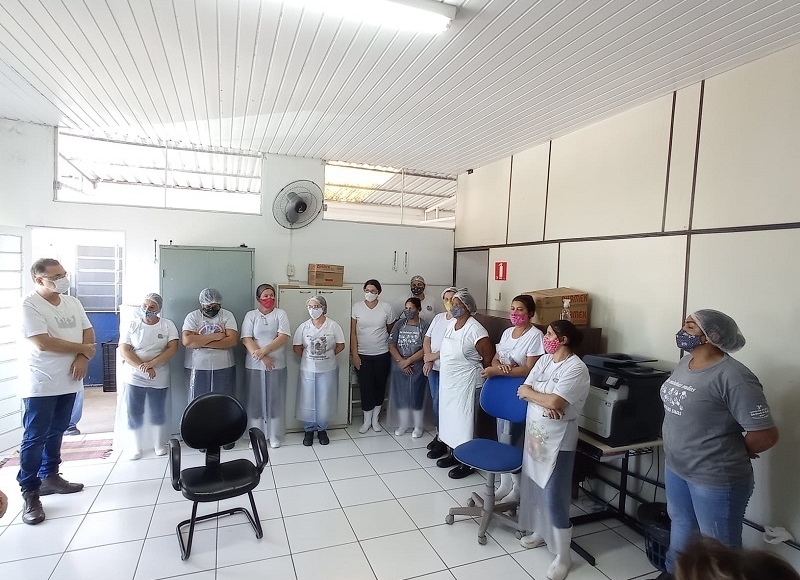 Prefeito visita cozinha piloto e conversa com merendeiras