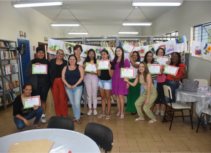 Participantes da Oficina de Pintura em Tecido receberam o certificado de conclusão de Curso