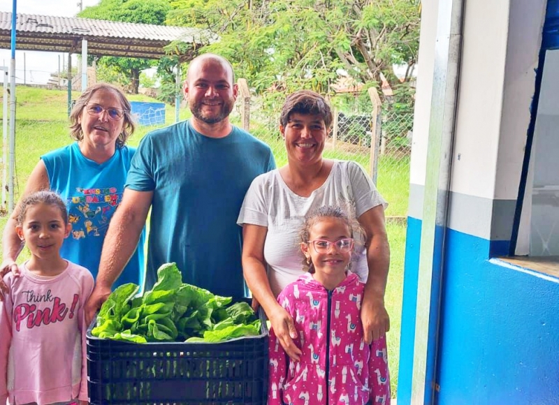 Da horta agroecológica da Escola Ambiental de Nhumirim para o Recriança, a Santa Casa e o Asilo