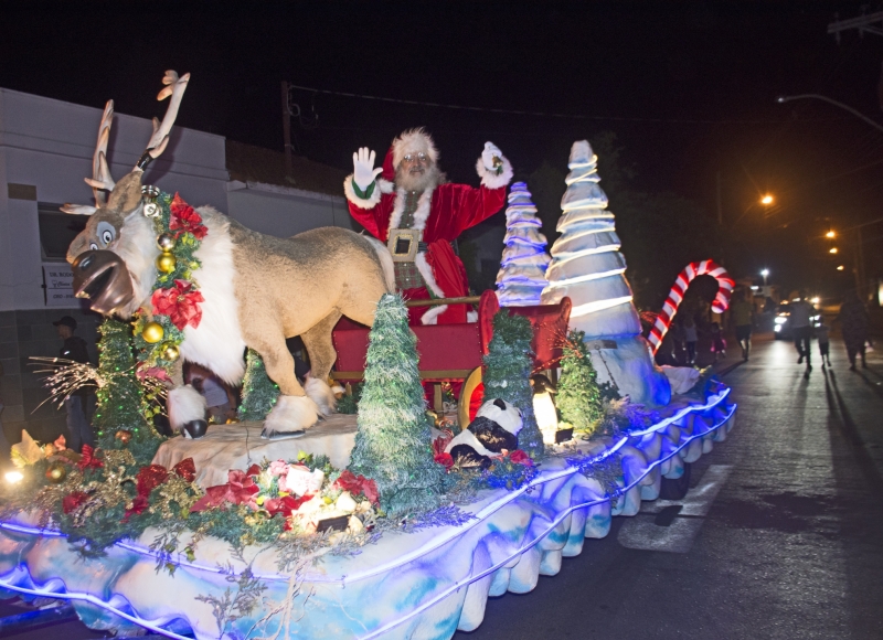 Parada de Natal proporciona noite mágica e de muita emoção em Santa Rosa 