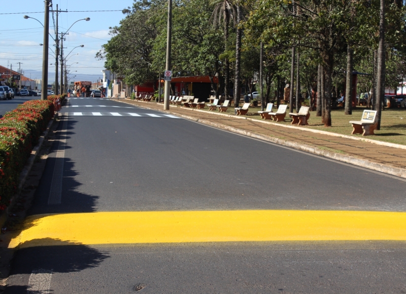 Departamento de Engenharia e Obras inicia pintura da sinalização viária na Avenida Presidente Vargas