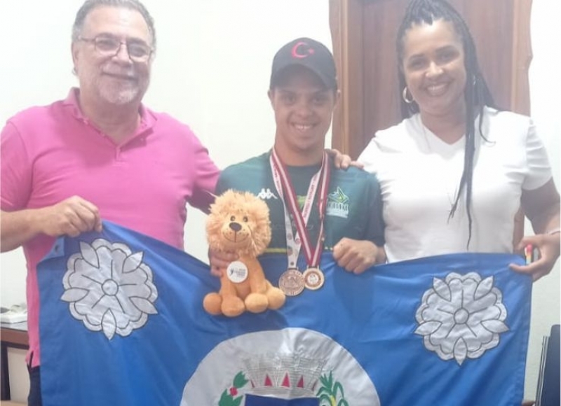 Prefeito Omar Nagib recepciona e parabeniza o paratleta Arthur, medalhista no Mundial Trisome Games