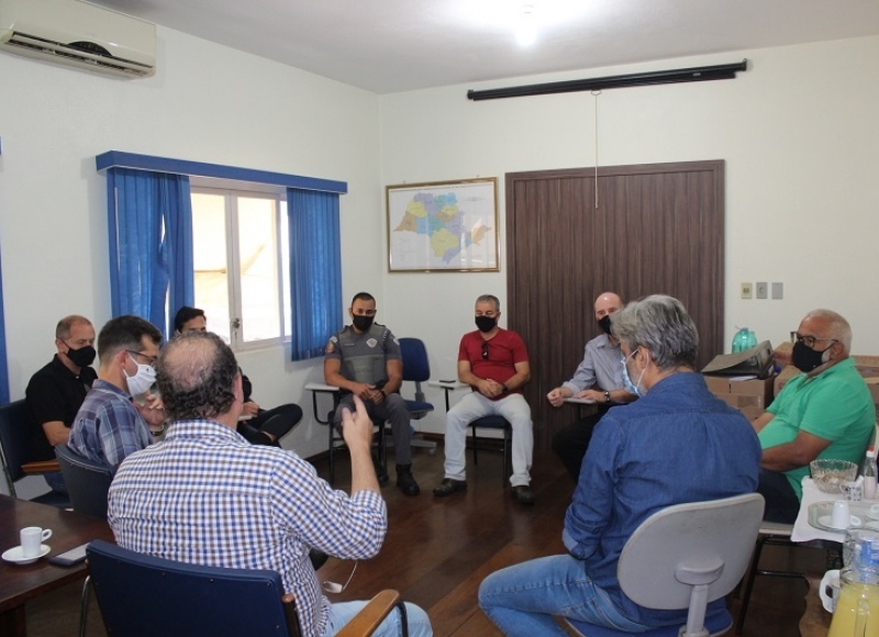 Prefeitura reúne autoridades para debater incêndios no município