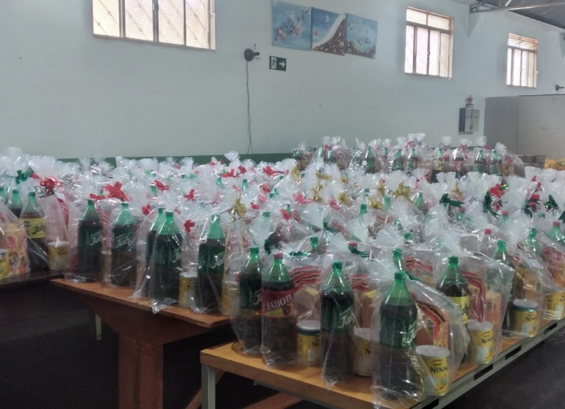 Famílias assistidas pelo Fundo Social de Solidariedade são presenteadas com Kit de Natal