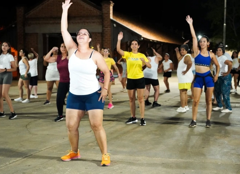 Aula aberta de dança na Praça do Nosso Teto!