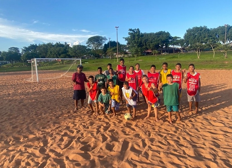 Prefeitura substitui traves do campo de areia no Nosso Teto