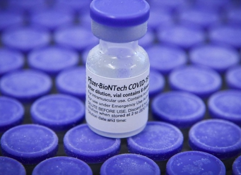 Aplicação da segunda dose da vacina da Pfizer em adultos é antecipada para 21 dias