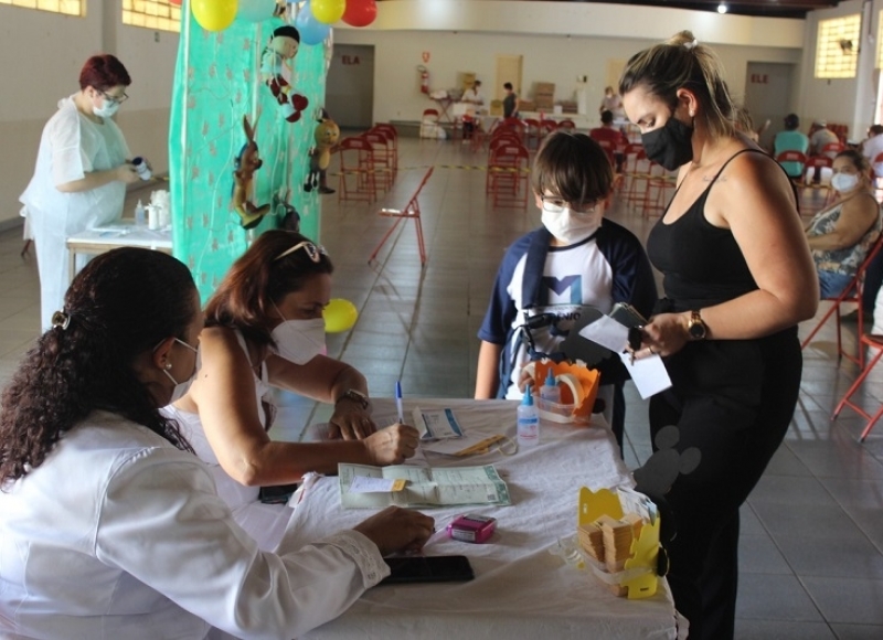 Primeira criança sem comorbidade é vacinada em Santa Rosa de Viterbo